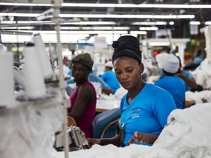 Empleada de la Zona Franca de Dajabón, República Dominicana, trabajando en la producción de ropa.