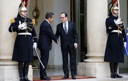 Sarkozy y Hollande se saludan a las puertas del Elíseo, a principios de mes.