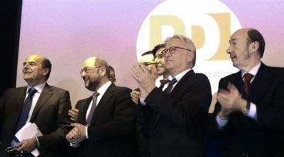 El secretario general del PSOE, Alfredo P&eacute;rez Rubalcaba (a la derecha), acompa&ntilde;ado, entre otros, del secretario del Partido Dem&oacute;crata (PD) italiano, Pier Luigi Bersani (a la izquierda) y el socialista alem&aacute;n Martin Schulz (segundo por la izquierda), en Tur&iacute;n. 