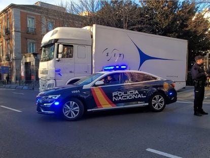 Un camión con obras de arte del museo Thyssen-Bornemisza sale del centro custodiado por la Policía Nacional, en Madrid.