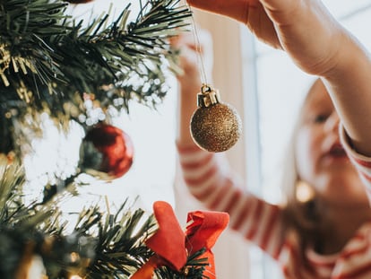 Disfruta decorando el árbol de Navidad con esta maravillosa selección de bolas y adornos. GETTY IMAGES.