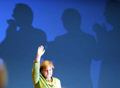 Angela Merkel saluda a la audiencia tras su discurso en el congreso de los conservadores alemanes.