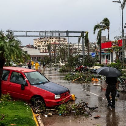 MEX9392. ACAPULCO (MÉXICO), 26/10/2023.- Fotografía de escombros y vehículos averiados tras el paso del huracán Otis, hoy, en el balneario de Acapulco, en el estado de Guerrero (México). El primer reporte de víctimas tras el paso del huracán Otis por la costa sur del estado de Guerrero da cuenta de 27 personas fallecidas y 4 desaparecidas. EFE/ David Guzmán<br />
