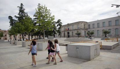 Unas niñas caminaban ayer por la plaza de España de San Fernando.
