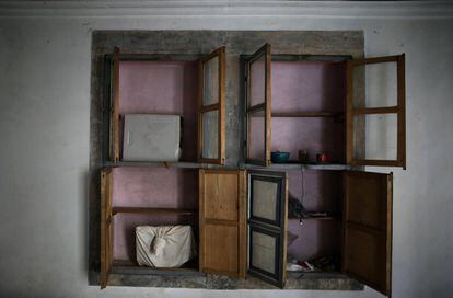 Un armario vacío de una vivienda abandonada.