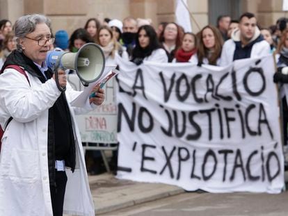 Un millar de enfermeras y auxiliares de enfermería, en el Parlament de Cataluña, durante las protestas del pasado mes de enero.
