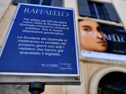 Un cartel anuncia el cierre de las Escuderias del Quirinal, que acogen la exposición sobre Raffaello.