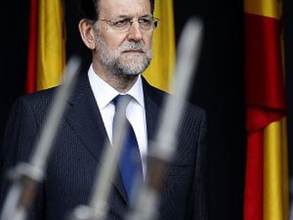 Mariano Rajoy observa en la tribuna el paso de las tropas. 