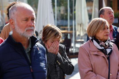 Una mujer llora durante los cinco minutos de silencio en el Ayuntamiento de Móstoles.
