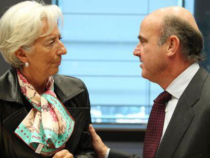 Luis de Guindos, ministro de Economía de España, habla con Christine Lagarde, directora del FMI, que este lunes acudió al Eurogrupo