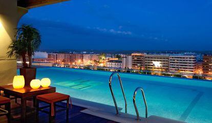 Piscina en la azotea del hotel C&oacute;rdoba Center. 