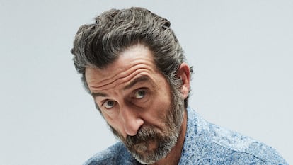 Zahera, con camisa azul fantasía de Emporio Armani.