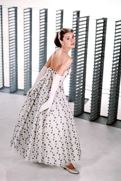 Hubert de Givenchy fue, sin duda, su modisto predilecto. El encargado de elaborar gran parte de su vestuario dentro y fuera de la gran pantalla. Su relación profesional también se convirtió en una amistad y Hepburn fue gran fuente de inspiración para el diseñador. En la imagen, luciendo uno de sus vestidos en Una cara con ángel.