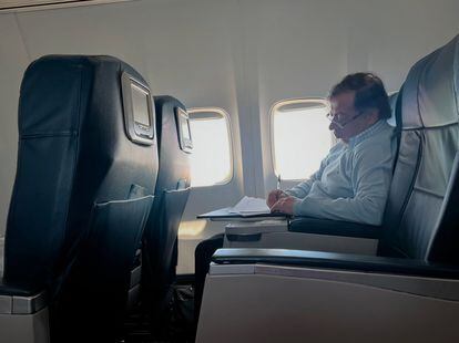 El presidente de Colombia, Gustavo Petro, revisa durante su vuelo a Nueva York su discurso para la Asamblea General de Naciones Unidas, el 18 de septiembre de 2022.