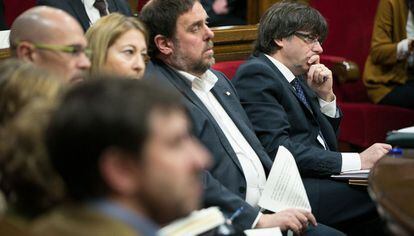 El presidente catalan, Carles Puigdemont (derecha) junto al vicepresidente Junqueras y otros consejeros del Gobierno.