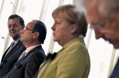 De izquierda a derecha, el presidente del Gobierno espa&ntilde;ol, Mariano Rajoy; el presidente franc&eacute;s, Fran&ccedil;ois Hollande; la canciller alemana, &Aacute;ngela Merkel y el primer ministro italiano, Mario Monti