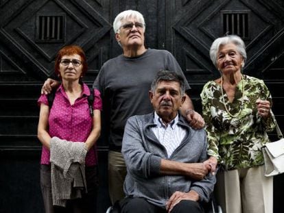 Carlos Slepoy en primer plano, en el centro, posa, en septiembre de 2013, junto a víctimas del franquismo que recurrieron a la justicia argentina.