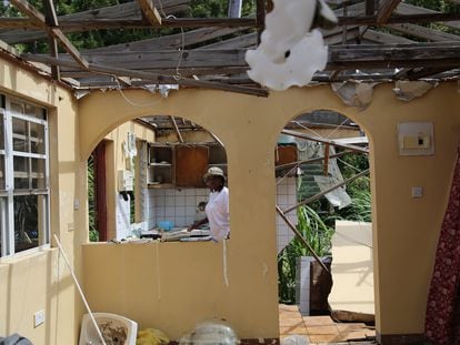 Mujer rescata lo poco que quedó de su casa en Dominica tras el paso del Huracán María.