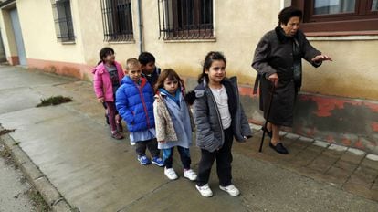 Alumnos de primaria de Mata de Cuéllar (Segovia) se dirigen a la clase de Educación Física.