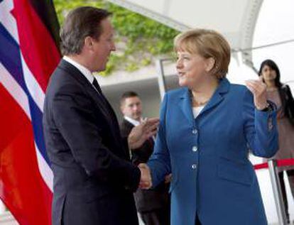 La canciller alemana, Angela Merkel (dcha), junto al primer ministro británico David Cameron. EFE/Archivo