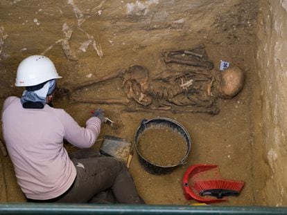 Una arqueóloga trabaja en una fosa común de represaliados por el franquismo en el cementerio de San Fernando, Cádiz.