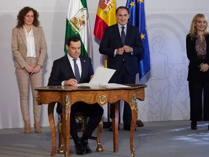 El presidente de la Junta de Andalucía, Juan Ma Moreno, durante la firma del Pacto Social y Económico por el Impulso de Andalucía en el Palacio de San Telmo, junto a los representantes de UGT, CC OO y la CEA.