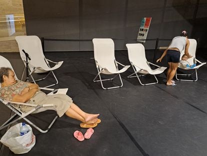 Una familia se refugia del calor en el vestíbulo del Centre de Cultura Contemporània de Barcelona, este jueves.