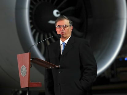 El canciller Marcelo Ebrard, en el aeropuerto de Ciudad de México, en febrero.