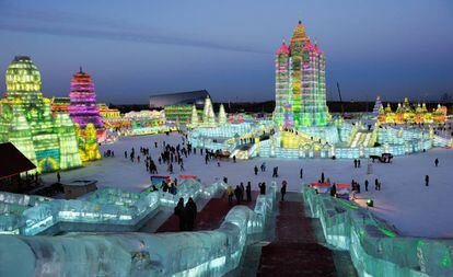 Festival de Esculturas de Hielo y Nieve en Harbin, un parque temático con luces de neón, construido íntegramente de hielo.