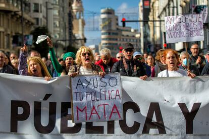 Uno de los focos principales de la protesta es el plan de atención primaria de la Comunidad, el primer nivel asistencial de la sanidad madrileña. “No vamos a dejar la movilización mientras Isabel Díaz Ayuso no quite sus zarpas de nuestro bien común, la atención primaria”, según los organizadores.