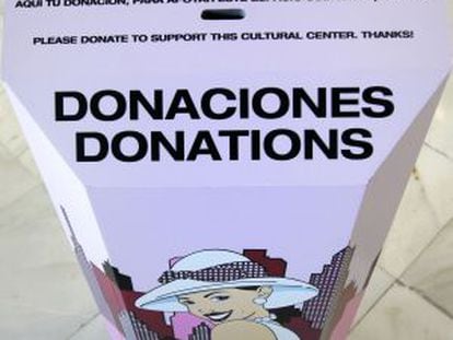 Una de las urnas para donaciones instaladas en el palacio de Cibeles.