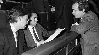 El ex presidente del Gobierno, Felipe González, el ex vicepresidente, Alfonso Guerra, y el ex ministro de Educación, Jose María Maravall, en una foto tomada en El Congreso de los Diputados en el año 1987.