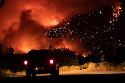 Incendio en la ladera de una montaña en Lytton, el jueves 1 de julio. 