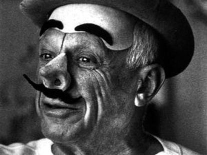 Pablo Picasso, caracterizado de payaso en su finca La Californie, en la localidad de Vauvenargues, en la Provenza. 1957.