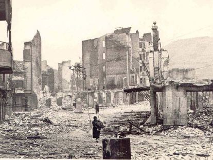 Una imagen de Gernika, tras el bombardeo del 26 de abril de 1937.