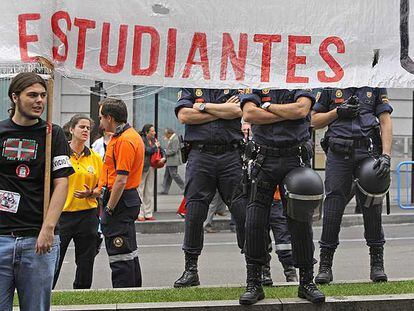 Tres policías vigilan la manifestación de estudiantes celebrada ayer entre Colón y Alcalá.