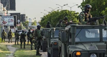 Militares mexicanos en Culiacán, tras el fallido operativo para capturar a Ovidio Guzám, hijo de Joaquín 'El Chapo' Guzmán.