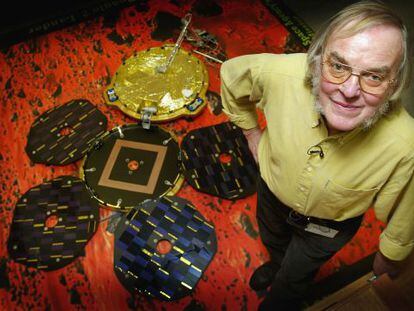 El astr&oacute;nomo ingl&eacute;s Colin Pillinger, con una r&eacute;plica del robot espacial &#039;Beagle 2&#039;, en 2003. 