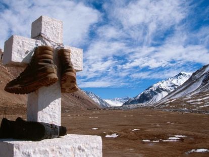 Un memorial a los andinistas fallecidos en la ruta para subir el cerro del Aconcagua.