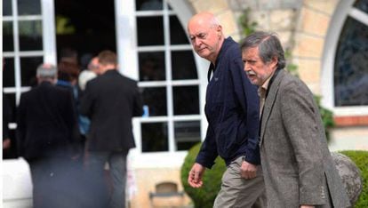 El antiguo dirigente de ETA, Eugenio Etxebeste, alias 'Antxon', llega al palacete de Cambo con Rafa Diez, exdirigente de LAB.