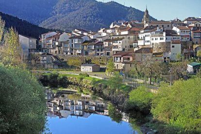 Vista de Ribadavia (Ourense) desde el puente medieval.
