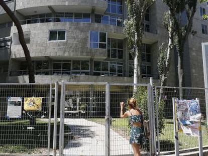 El Colegio San Juan Evangelista, ayer, despu&eacute;s del cierre.