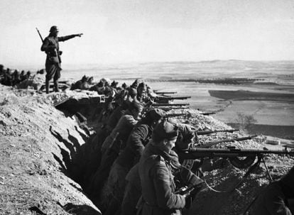 Soldados republicanos, preparados para el combate en una trinchera en una imagen de 1936.