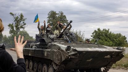 Soldados ucranios saludaban desde un tanque el martes, en la región de Járkov.