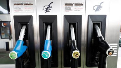 Vista de los surtidores de combustible en una gasolinera de Madrid.