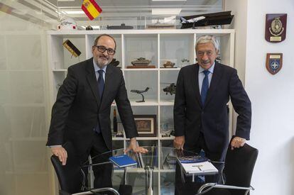 Jaime de Rábago, presidente de la patronal de armamento (Tedae) y, a la derecha, Gerardo Sanchez Revenga, de la asociación de empresas suministradoras de Defensa (Aesmide).