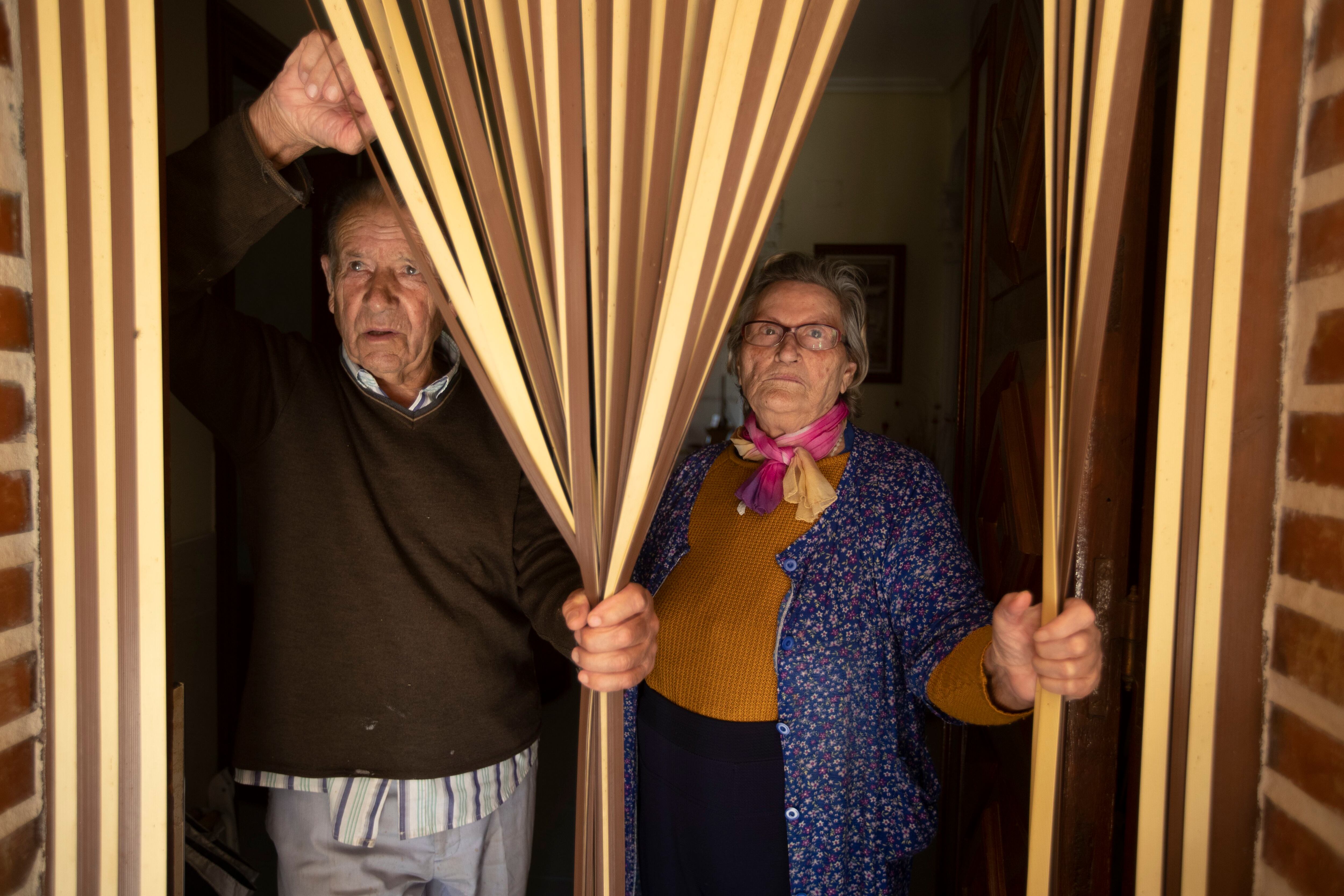 Tirso y Emilia, en la puerta de su casa en Villar de Favalles (Zamora, 40 habitantes). 