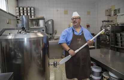 Miguel Ángel Lanese, propietario de Helados Sienna, en su heladería.