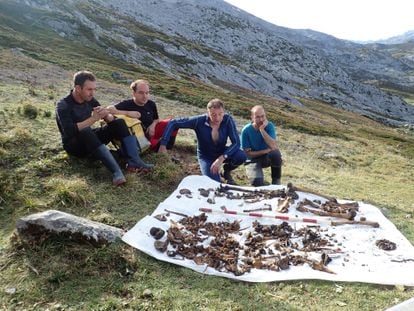 El equipo de espeleólogos junto a los huesos de Eloy Campillo y la niña recuperados de la sima Topinoria (Cantabria).