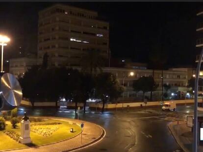En la foto, una calle de Sevilla durante la cacerolada. En vídeo, recopilación de imágenes de la cacerolada en varias ciudades españolas.
